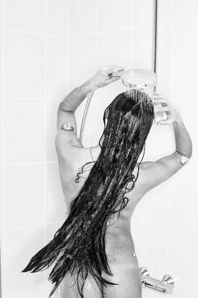 Mujer joven lavando el pelo largo — Foto de Stock