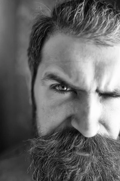 Γενειοφόρος σοβαρός άνθρωπος με μουστάκι — Φωτογραφία Αρχείου