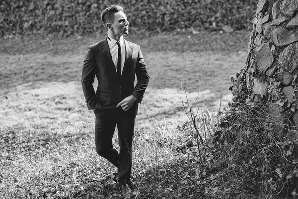 Joven hombre poses al aire libre — Foto de Stock