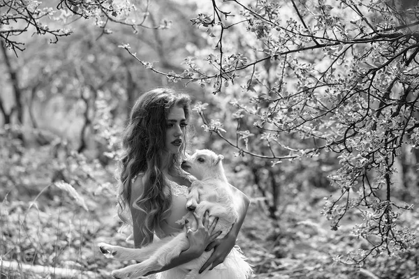 Mujer con cabra en flor —  Fotos de Stock