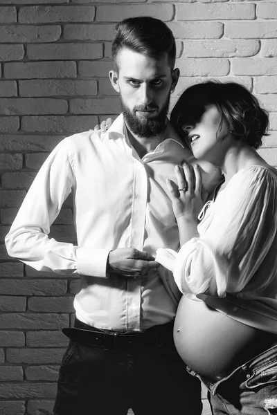 Barbudo hombre y bonita mujer embarazada con vientre redondo — Foto de Stock