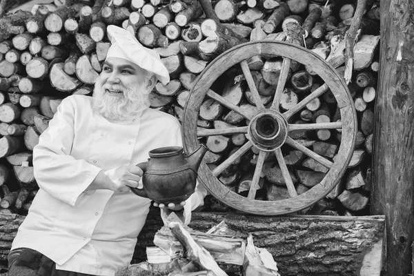 Vousatého kuchaře s železnou čajové konvice — Stock fotografie