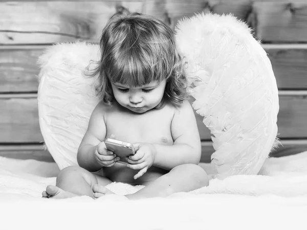 Garçon ange avec téléphone — Photo