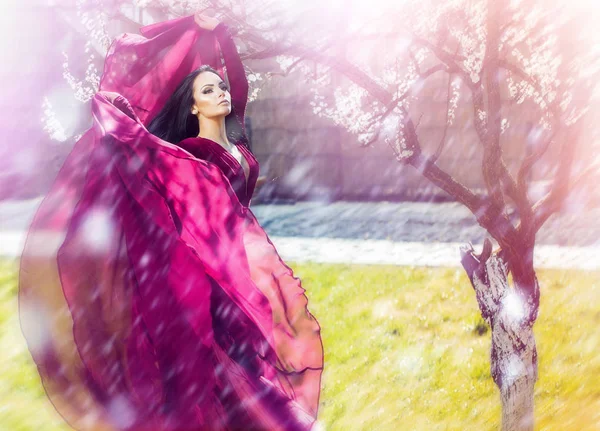 Mulher sensual em vestido violeta no jardim da primavera, filtro macio — Fotografia de Stock