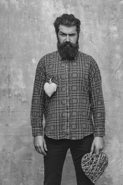 İki kalp ile ciddi adam sakallı — Stok fotoğraf