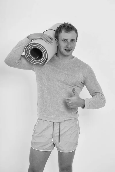 Gespierde gelukkig Glimlachende man training met fitness mat in sportschool — Stockfoto