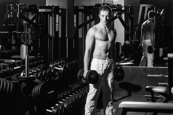 Pěkný sexy muž má svalnaté tělo trénink s činkami — Stock fotografie