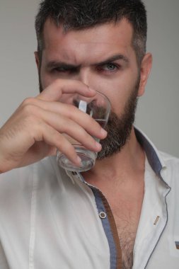 Hipster içecek su sakallı