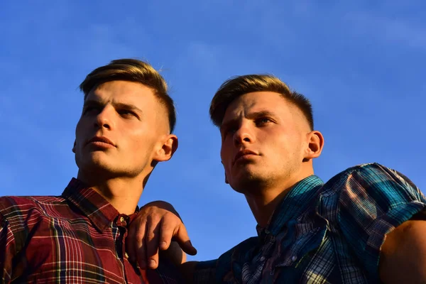 Jóvenes gemelos guapos con cara seria — Foto de Stock
