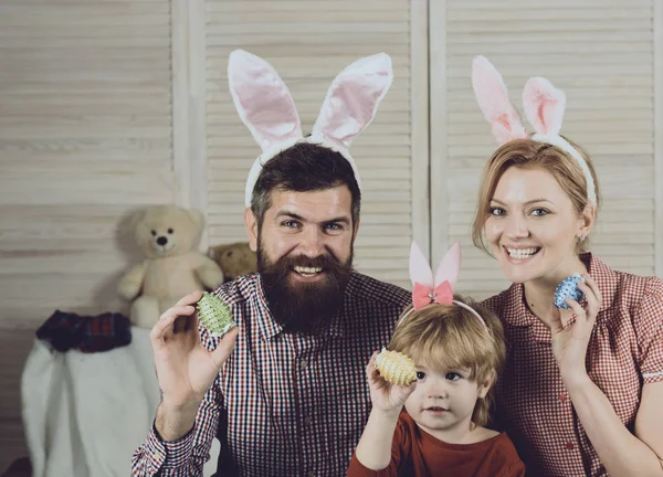 Paskalya, anne, baba ve çocuk bunny kulaklar — Stok fotoğraf