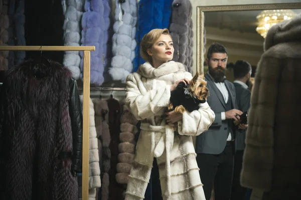 Femme en manteau de fourrure avec homme, shopping, vendeur et client . — Photo
