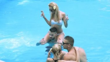 Gençlerin grup havuzda yaz zevk mutlu. Grup arkadaşıyla birlikte şampanya içmek havuzda parti  