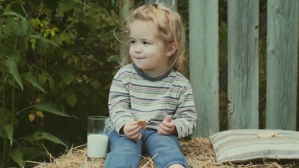 Zabawny Mały Chłopiec Szczęśliwy Jedzenie Farmie Dziecko Ciesząc Się Sezonie — Wideo stockowe