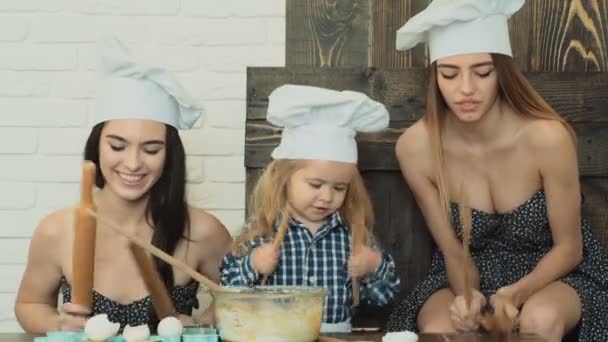レズビアンのカップルに養子で調理 姉妹とその弟料理 — ストック動画