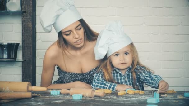 Gelukkig Liefdevolle Familie Bereiden Samen Bakkerij Voor Moeder Dochter Meisje — Stockvideo