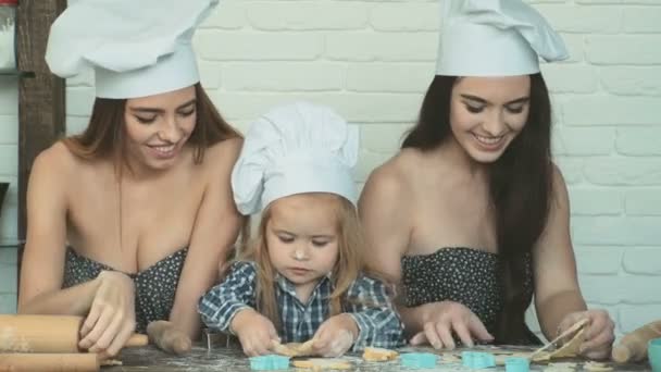 Ζευγάρι Λεσβιών Μαγείρεμα Τους Υιοθετημένο Παιδί Μαγείρεμα Τους Αδελφό Αδελφές — Αρχείο Βίντεο