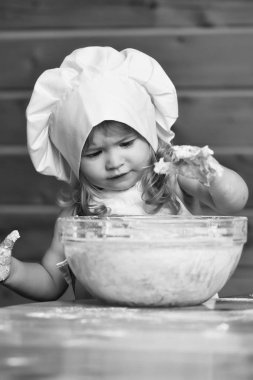 Mutlu çocuk hamur yoğurur