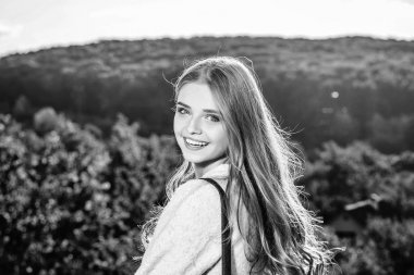 Güzel kız gülümsüyor açık havada