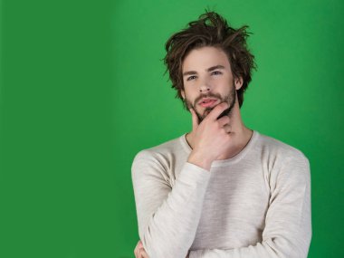 İç çamaşırı dağınık saçlı adam.