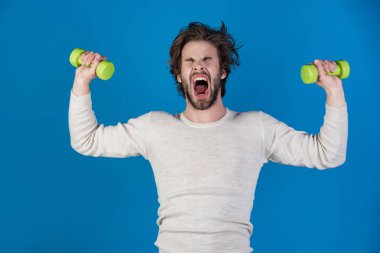 Adam mavi zemin üzerine bağırarak sporcu,.