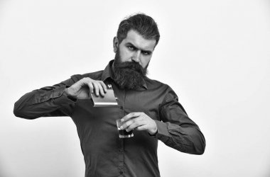 sakallı adam hipster metalik kavanoz, turuncu gömlekli cam ile