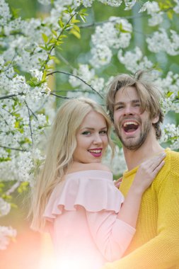 Çift çiçek çiçek aşık, Bahar.