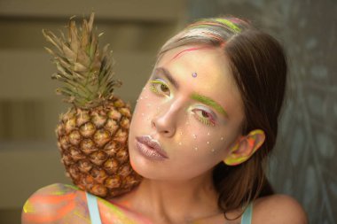 Ananas kız omuz renkleri Festivali