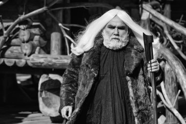 Balta ile acımasız yaşlı büyücü