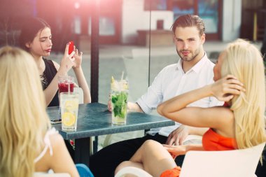 Dostluk, ilişki, ilişkiler. Kutlama