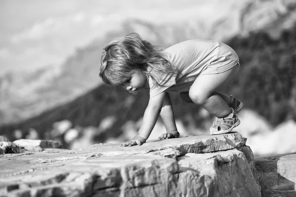 Erkek bebek kayaların üzerinde çalış — Stok fotoğraf