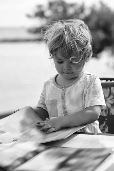 Menü kartı şirin bebek çocuk okur — Stok fotoğraf
