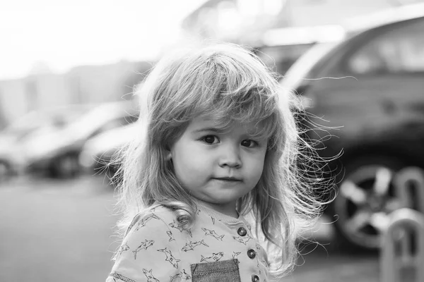 Bonito menino andando na rua da cidade — Fotografia de Stock