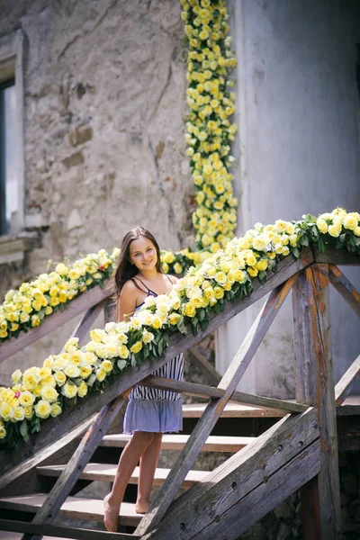 Chica sonrisa con rosas amarillas, belleza —  Fotos de Stock