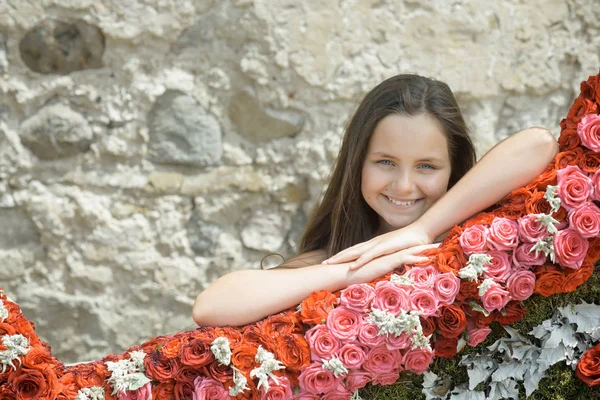 Criança florista com arranjo de flores, decoração, design — Fotografia de Stock