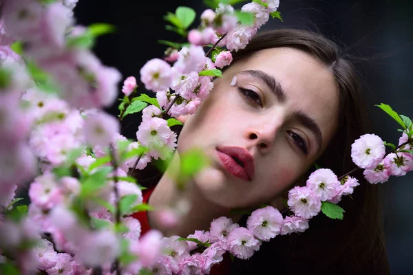 Chica con sakura floreciente en el día de primavera —  Fotos de Stock