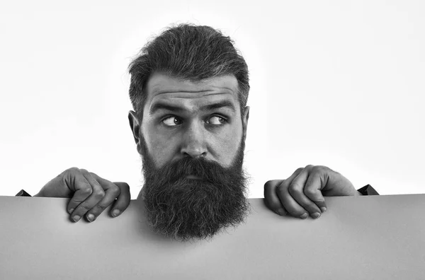 Homme barbu surpris hipster avec du papier vert isolé sur blanc — Photo