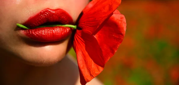 Vrouw met poppy bloem in rode lippen, make-up. — Stockfoto