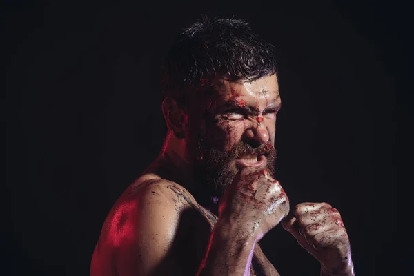 Hipster barbudo con pintura de sangre en la cara enojada —  Fotos de Stock