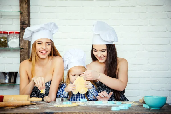 Tanımlama bilgisi için formu hamur kesme kadın ve çocuk — Stok fotoğraf