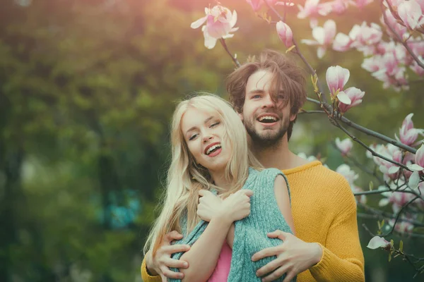 Freunde oder Liebhaber in der Nähe von Magnolienblüten — Stockfoto