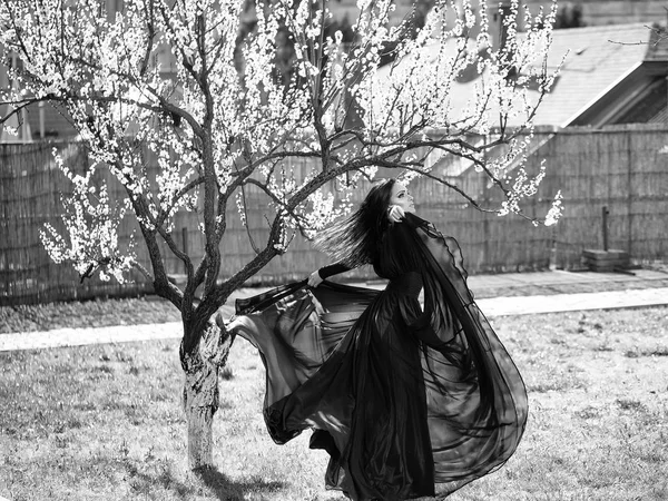 Menina perto de árvore florescendo — Fotografia de Stock