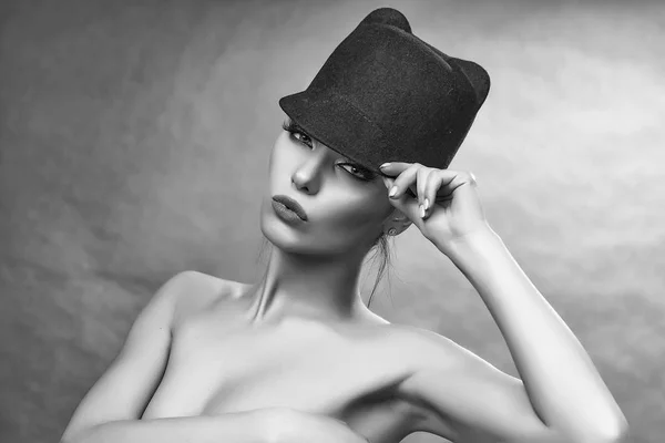 Fashionabla kvinna topless — Stockfoto