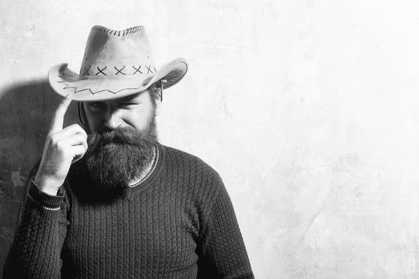 Бородатый мужчина в ковбойской шляпе — стоковое фото