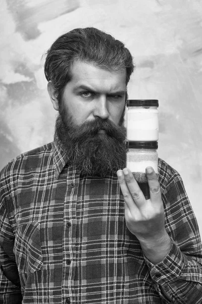 Ciddi adam tutarak iki kozmetik kavanoz sakallı — Stok fotoğraf