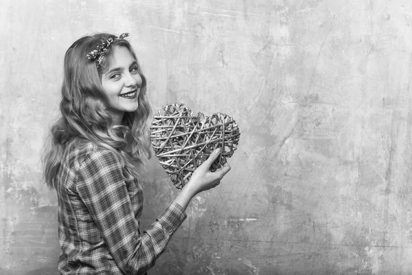 バレンタインデーのための枝編み細工品心と幸せのかわいい女の子 — ストック写真