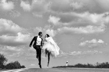 Düğün mutlu çift yolda çalışan