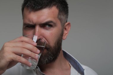 Sakallı adam su iç