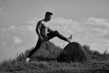 Gökyüzü arka plan üzerinde seksi kaslı adam