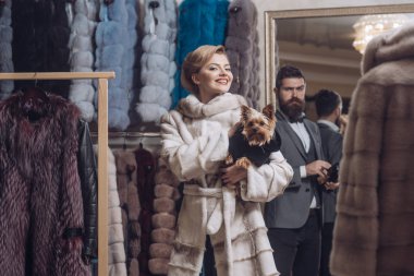 Kadın kürk paltolu adam, alışveriş, satıcı ve müşteri ile.