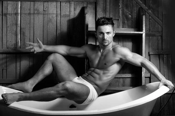 Мускулистый мужчина на ванне — стоковое фото
